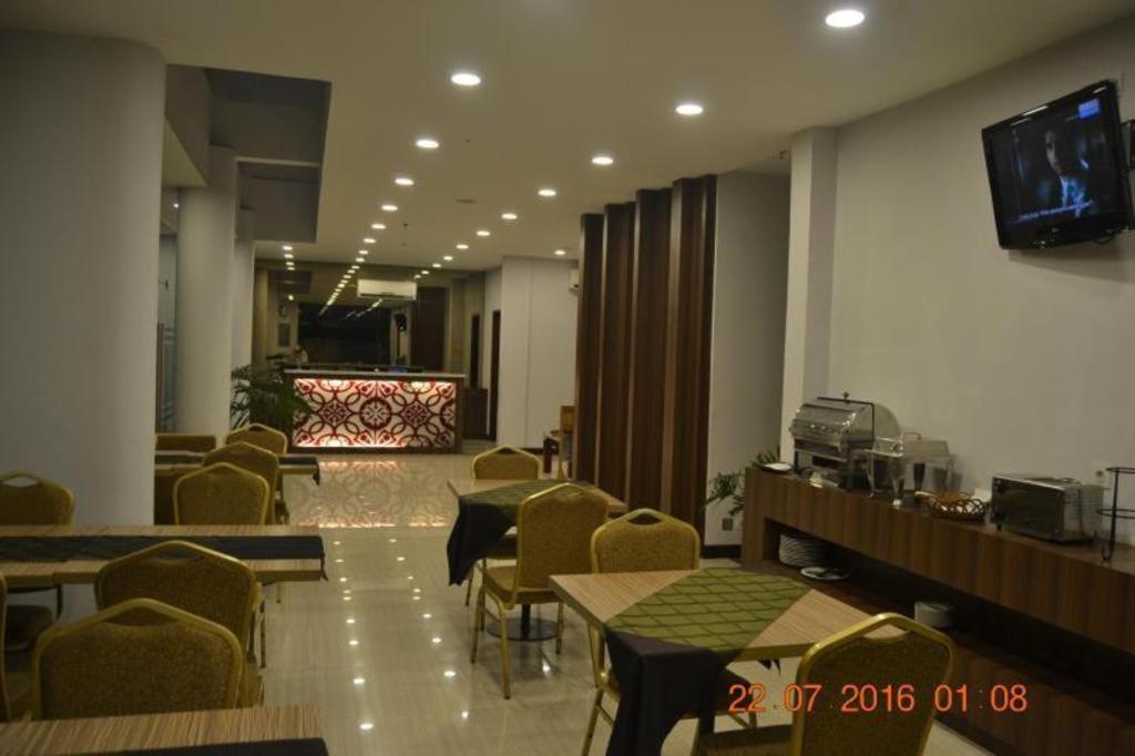 J Hotel Медан Экстерьер фото