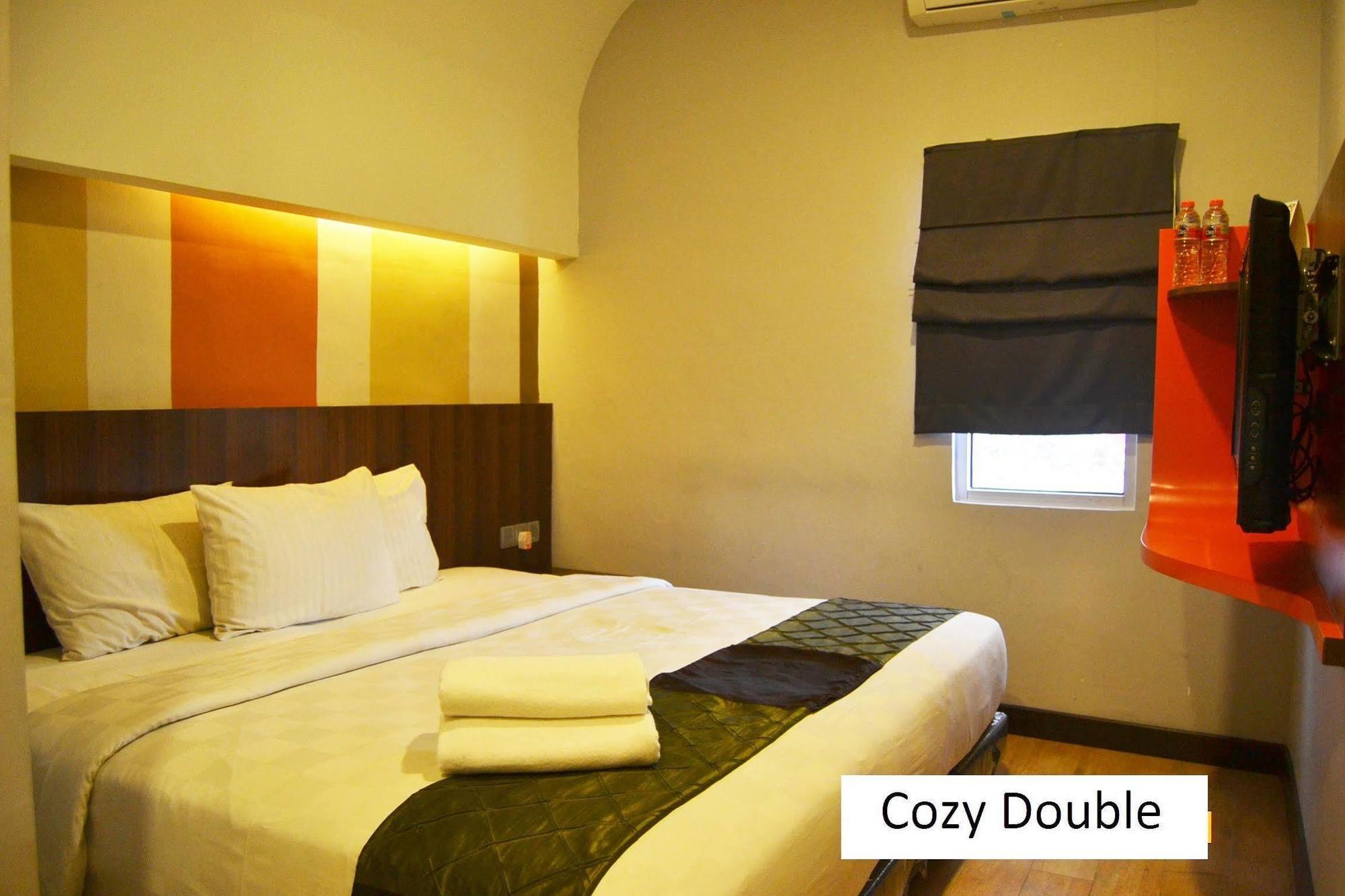 J Hotel Медан Экстерьер фото