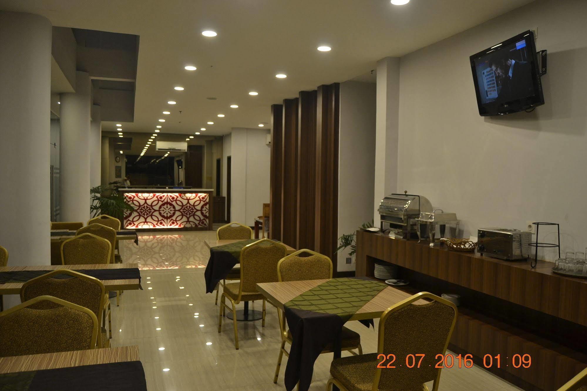 J Hotel Медан Экстерьер фото