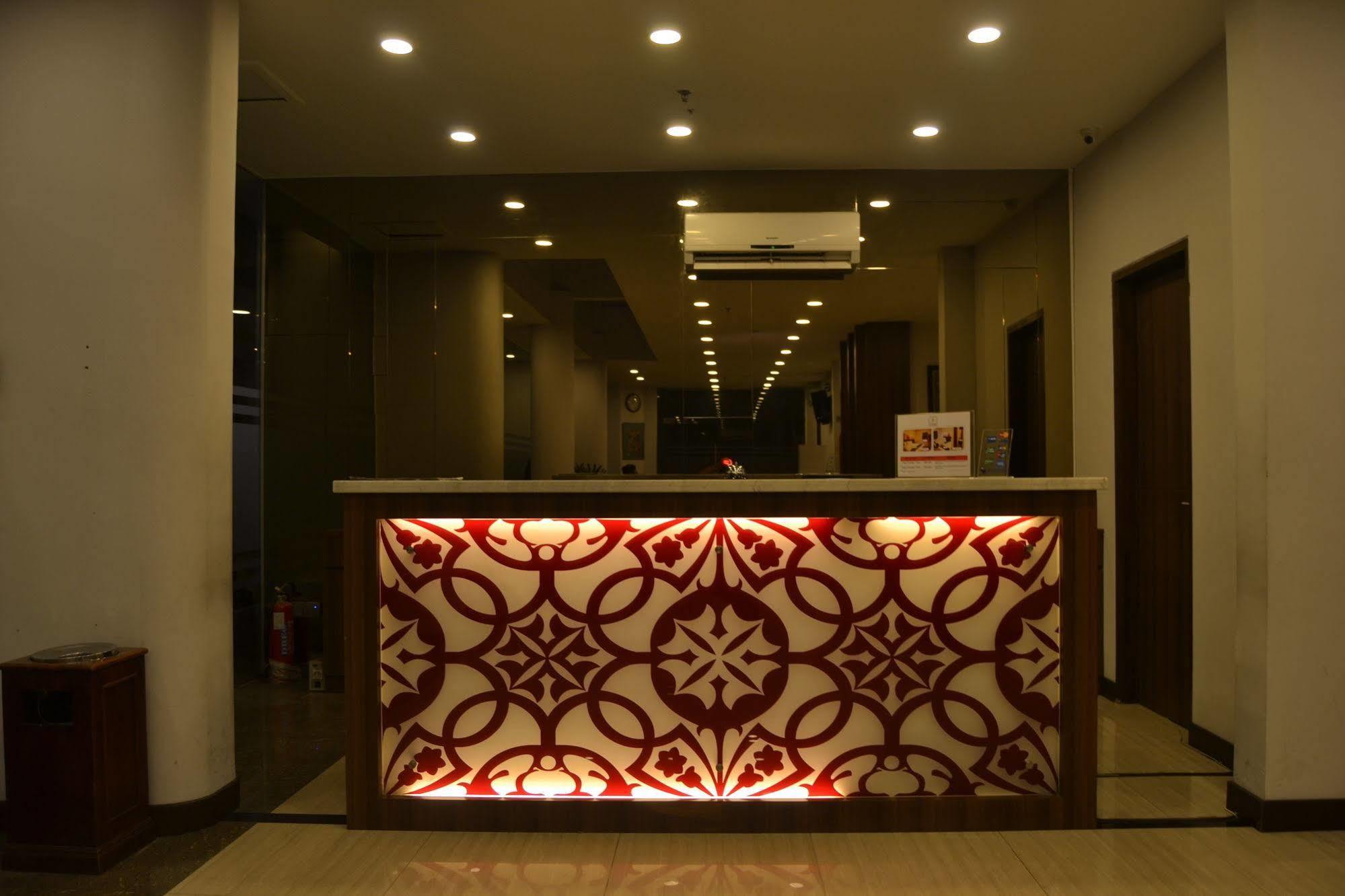 J Hotel Медан Экстерьер фото