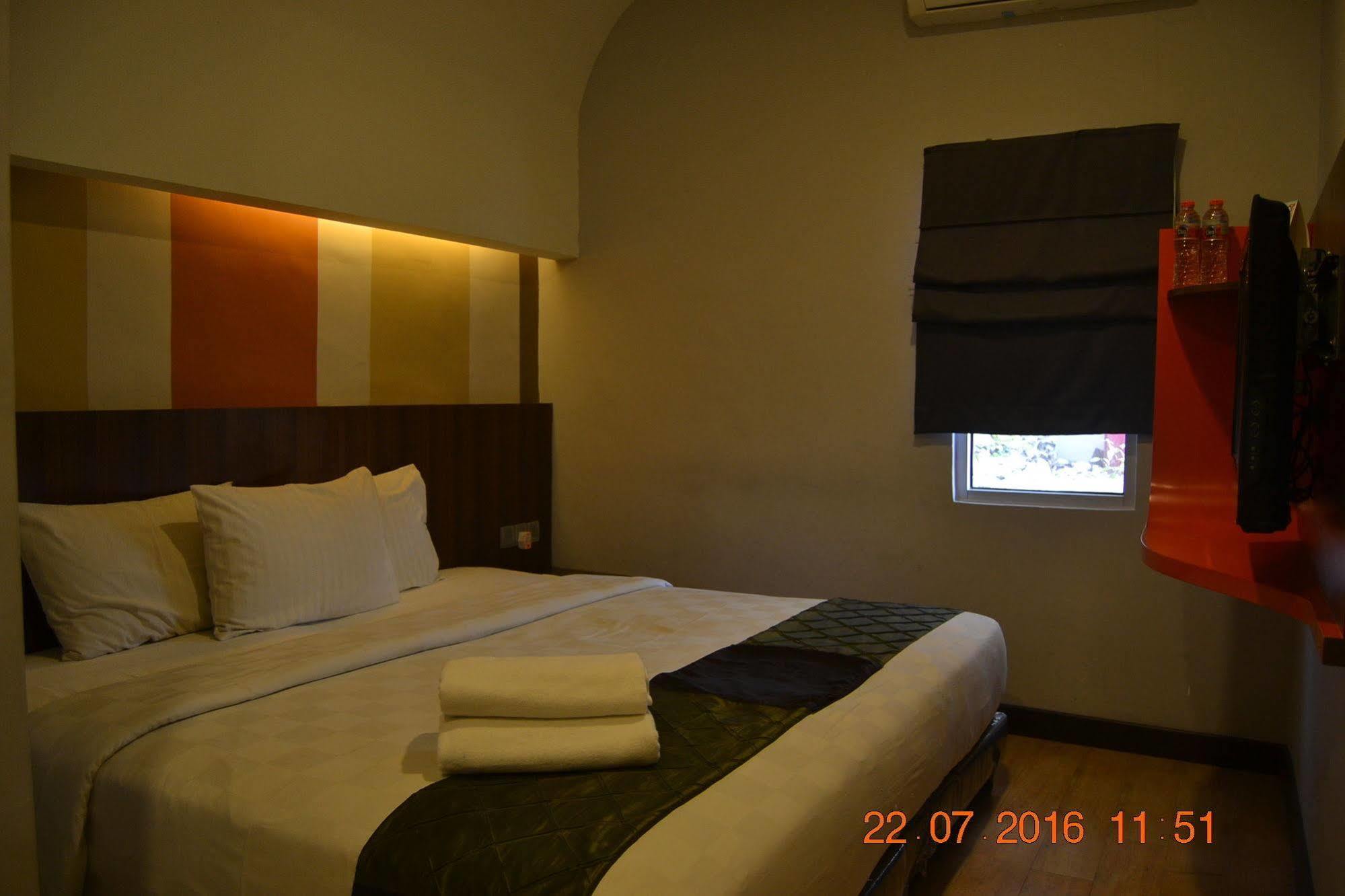 J Hotel Медан Экстерьер фото