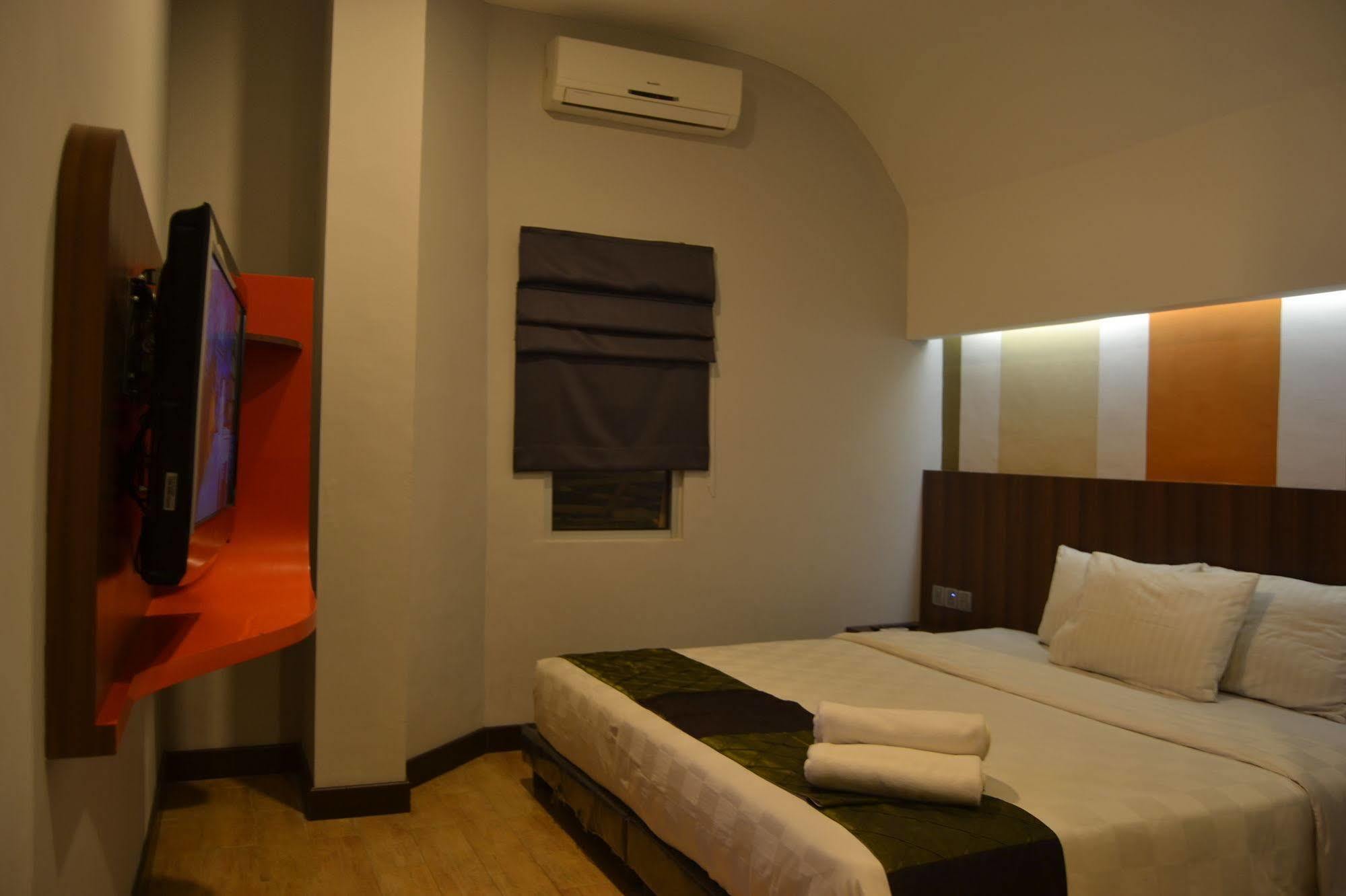 J Hotel Медан Экстерьер фото