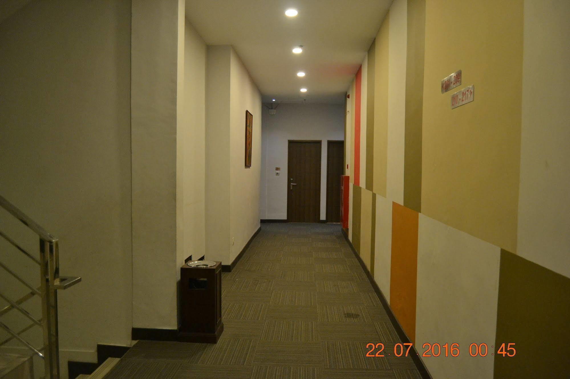 J Hotel Медан Экстерьер фото