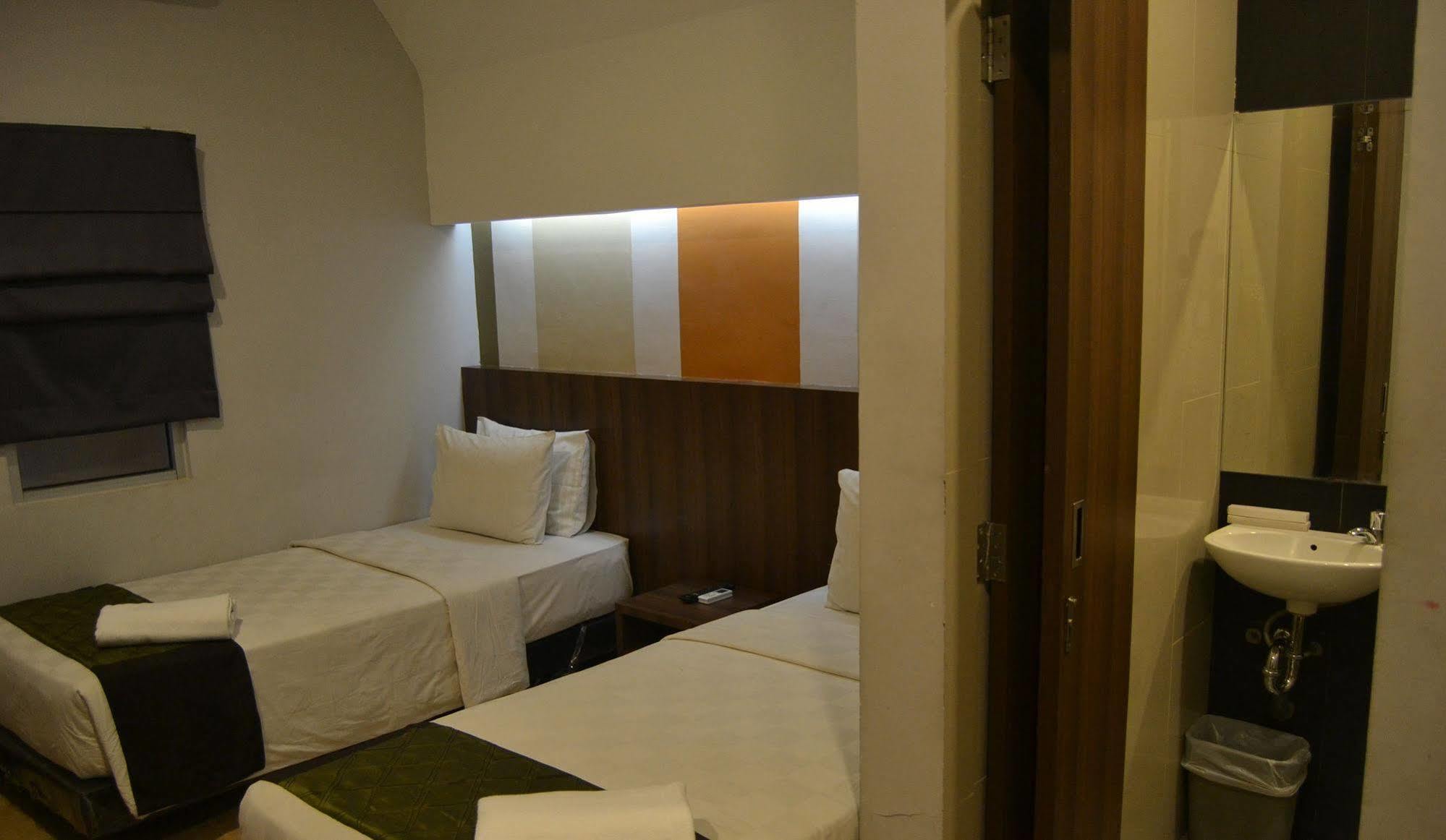 J Hotel Медан Экстерьер фото